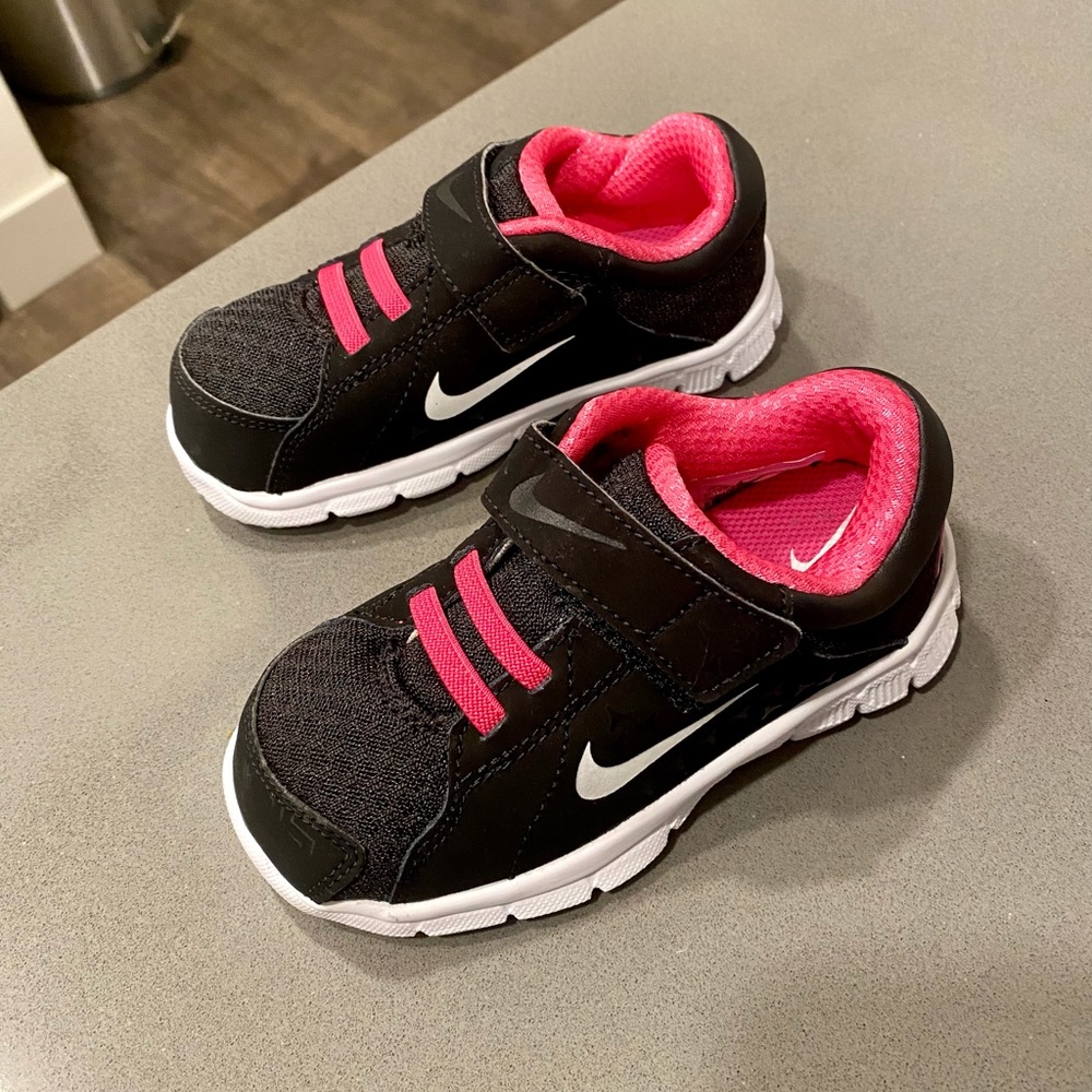 Toddler girls 8 pink and black Nike sneakers shoe